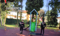 Sorpreso mentre incendia uno scivolo al parco giochi