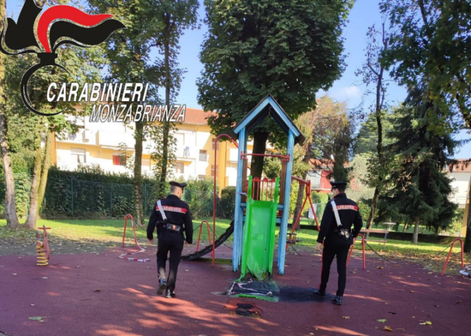 Sorpreso mentre incendia uno scivolo al parco giochi