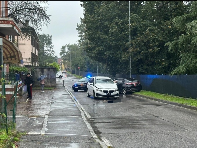 Scontro tra due auto, strada chiusa al traffico