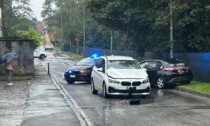 Scontro tra due auto, strada chiusa al traffico