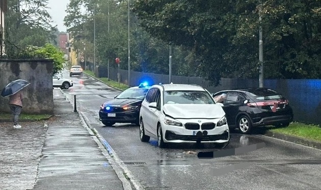 Scontro tra due auto, strada chiusa al traffico - Prima Monza