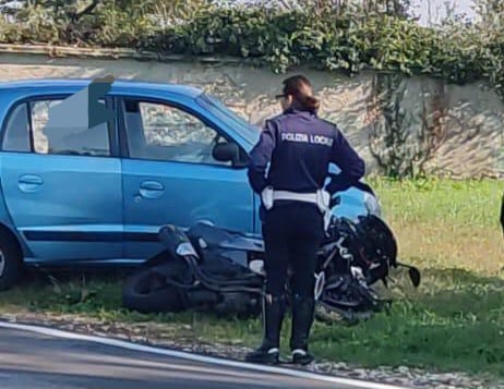 Scontro tra un’auto e una moto, soccorsi a Biassono