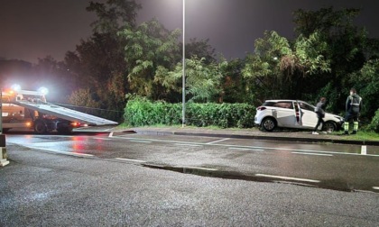 Schianto nella notte: auto esce di strada e rischia di finire sui binari del treno