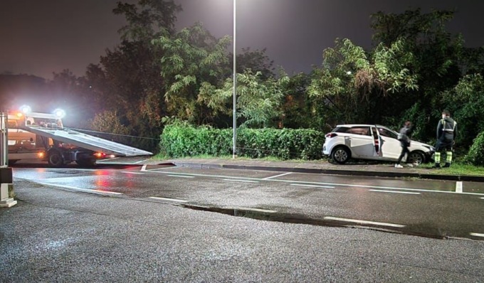 Schianto nella notte: auto esce di strada e rischia di finire sui binari del treno