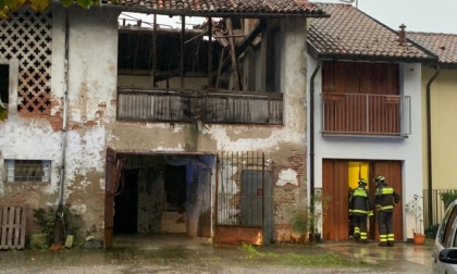 Nubifragio, crolla una porzione di tetto di una cascina