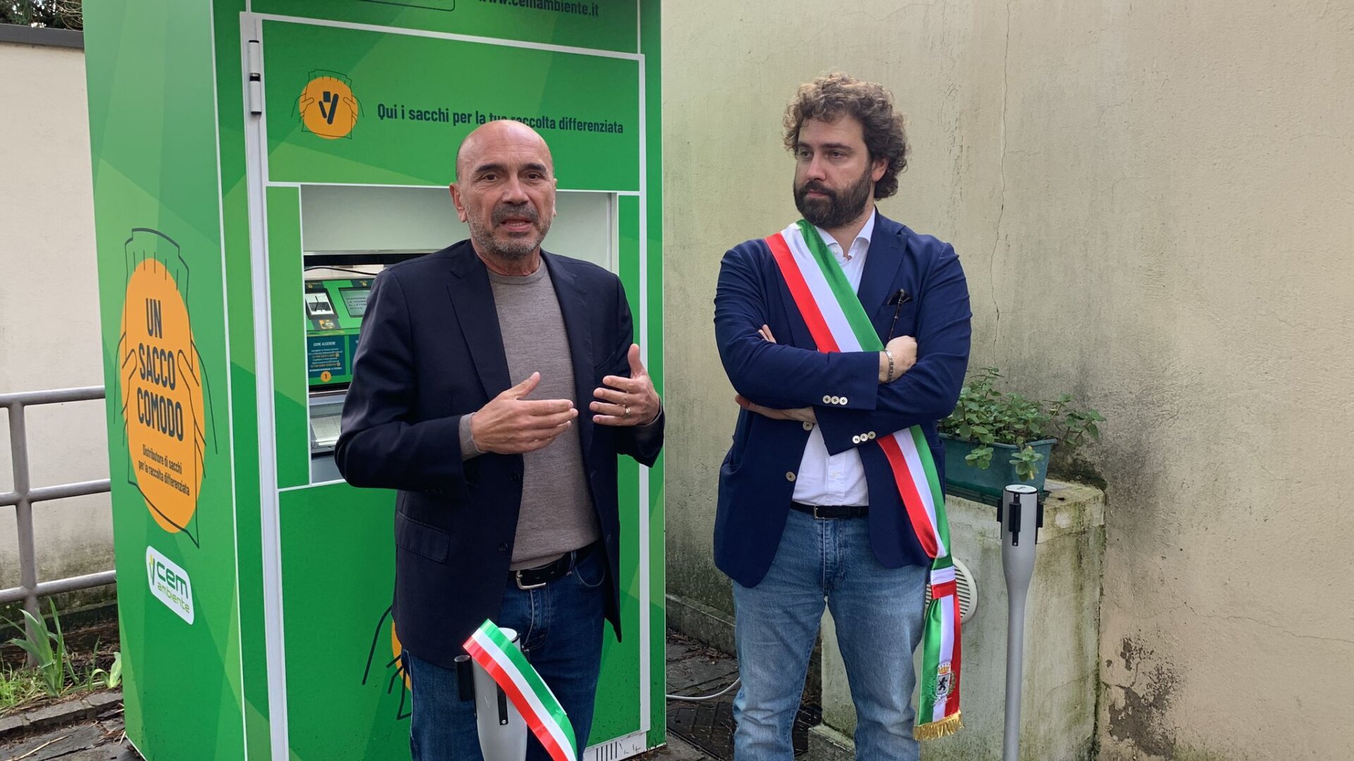 Vimercate inaugurazione distributori automatici sacchi differenziata Cem