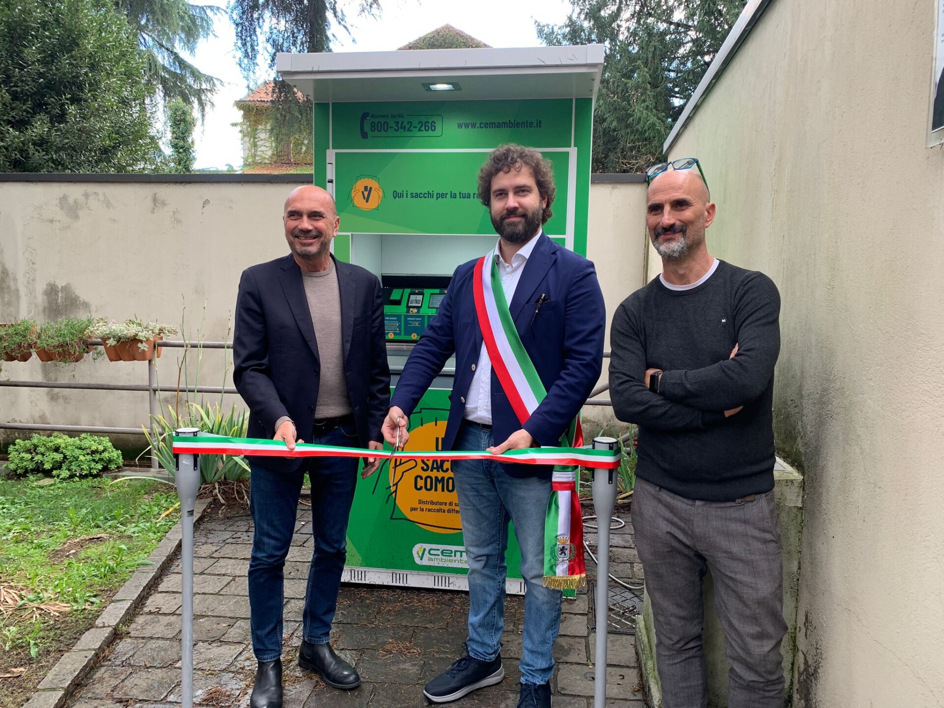 Vimercate inaugurazione distributori raccolta differenziata Cem