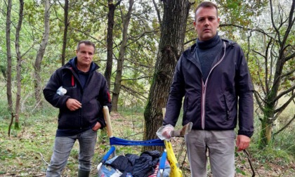 L'ex sindaco scopre un bivacco di spacciatori mentre è in cerca di funghi