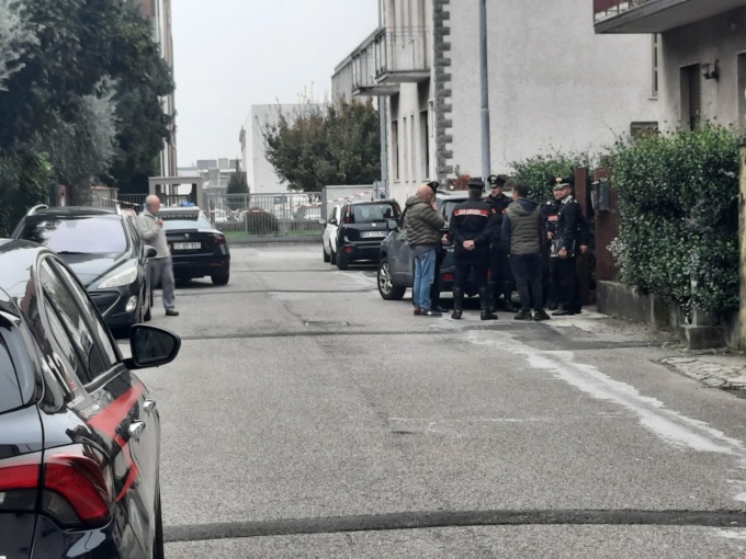 Accoltella la nipote, poi uccide la cognata: arrestato