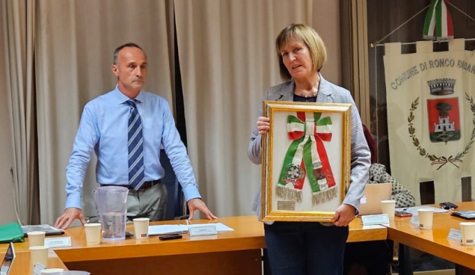 Ronco Briantino: l’ex sindaco Loukiainen riceve in dono la “sua” fascia tricolore