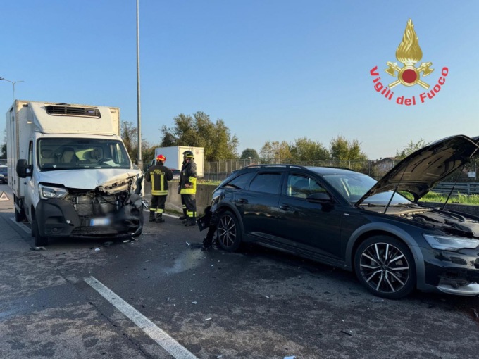 Scontro tra un’auto e un furgone sulla SS35