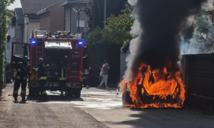 Auto prende fuoco prima di essere demolita