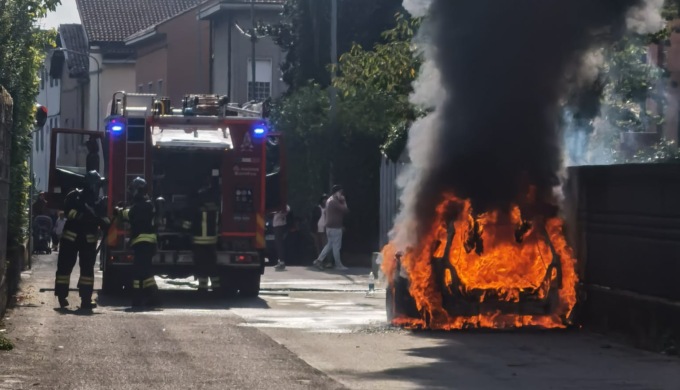 Auto prende fuoco prima di essere demolita
