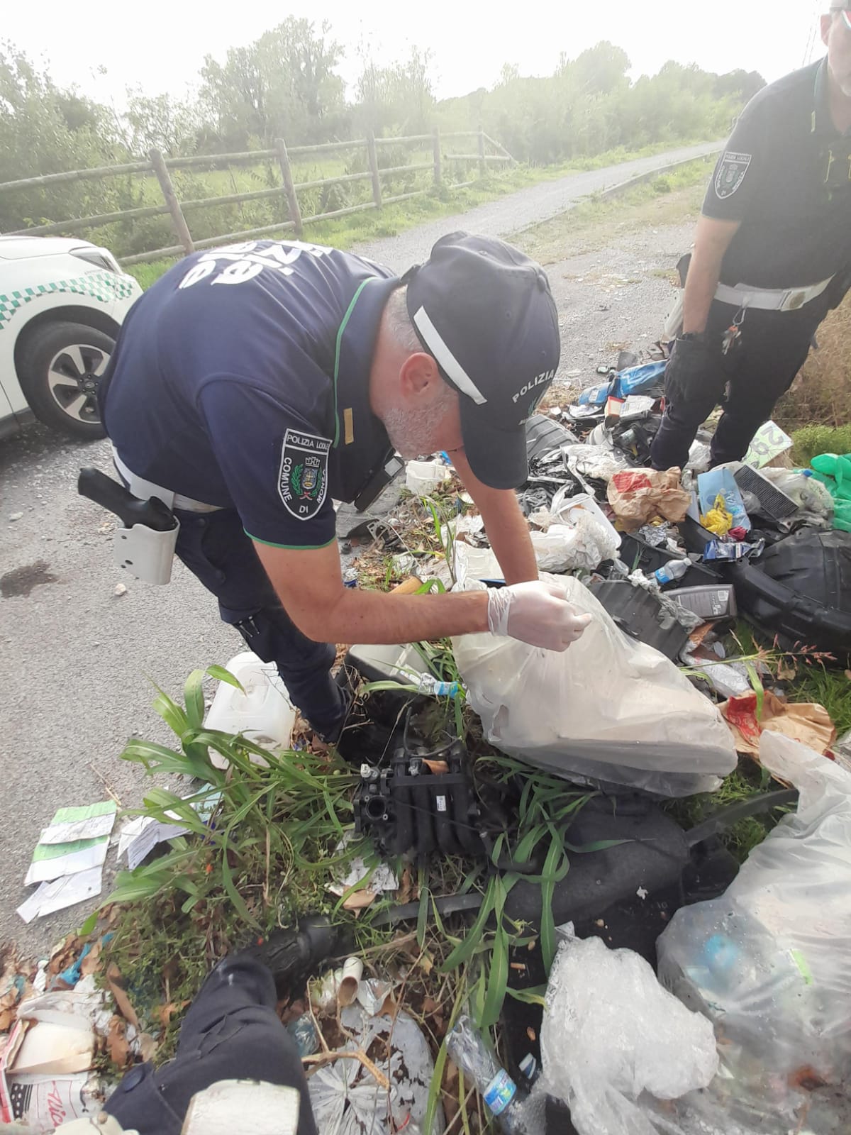 Monza rifiuti abbandonati indagini Polizia locale