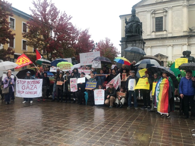“Stop bombing Gaza”, flashmob per l’apicoltore multato