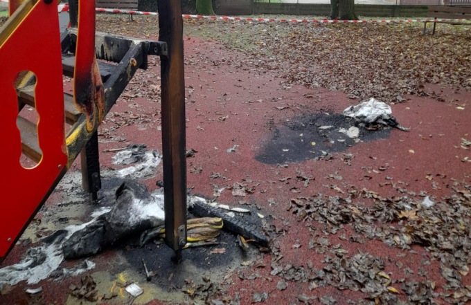 Vandali al parchetto di Lentate: bruciato lo scivolo, danneggiati i giochi