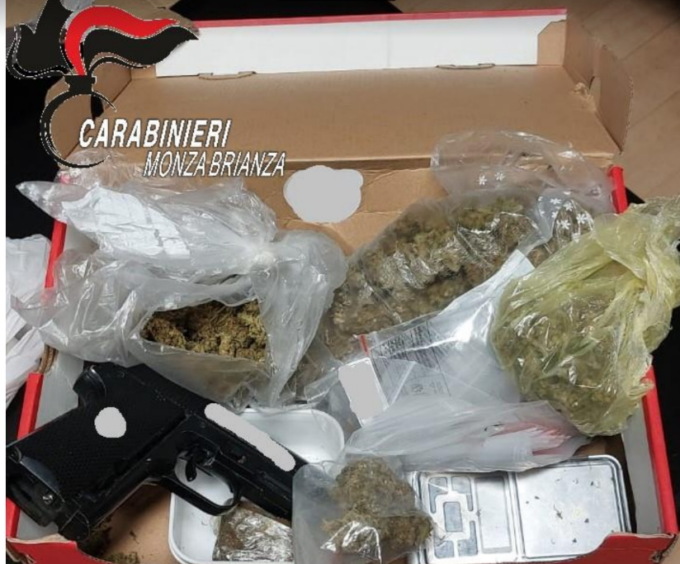 In tasca droga e un coltello a serramanico, arrestato 18enne