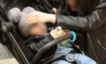 Disabile tira un pugno ad una bimba sul passeggino