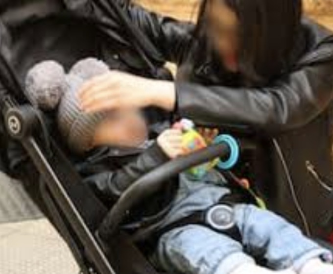 Disabile tira un pugno ad una bimba sul passeggino