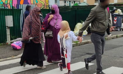 Mamme a scuola con il volto coperto  dal velo integrale, i genitori protestano