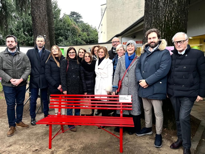 Nel giardino della Biblioteca ora c’è una panchina rossa