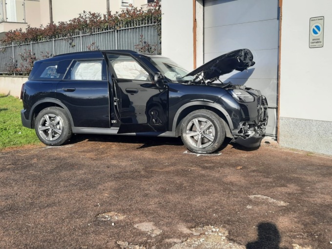 Auto fuori strada finisce contro il garage
