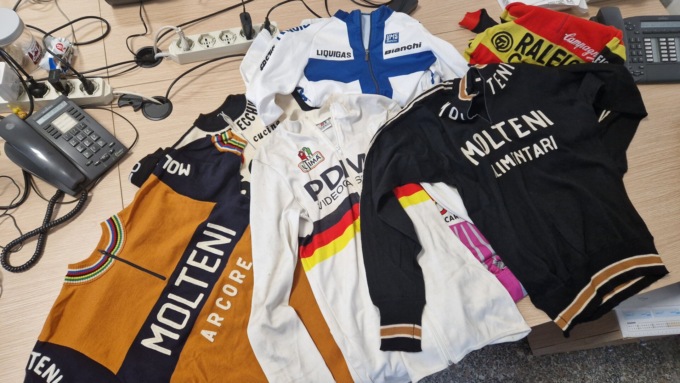 La super collezione di maglie appartenute ai grandi campioni di ciclismo parla arcorese