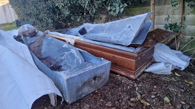 Bare aperte e abbandonate al cimitero, ecco il VIDEO che conferma tutto