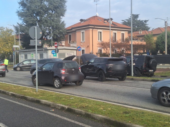 Maxi frontale,  in viale Lombardia traffico in tilt