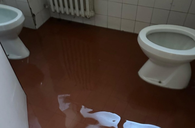 Scarichi otturati e seminterrato allagato alla scuola media di Villasanta: è “caccia” ai vandali