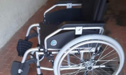 Rubano la carrozzina a un'anziana disabile, anonimo benefattore la ricompra