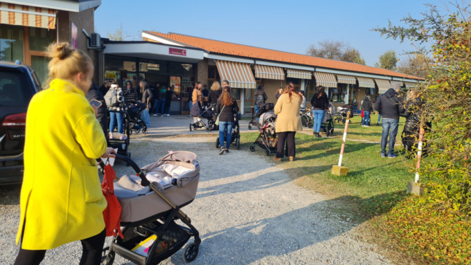 Al freddo per ore con i bimbi neonati