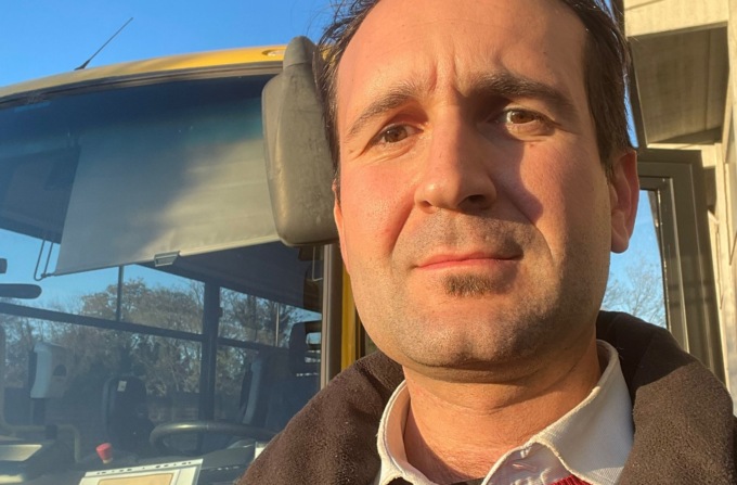 Cappa della cucina in fiamme per un «corto». Autista eroe scende dal bus e spegne l’incendio