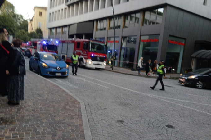 Fumo dai sotterranei: evacuato il cinema