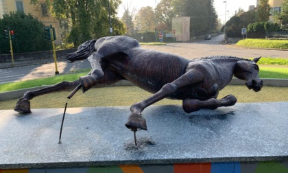 Vandalizzato il "Gran cavallo" ubicato alla porta di ingresso di Oreno