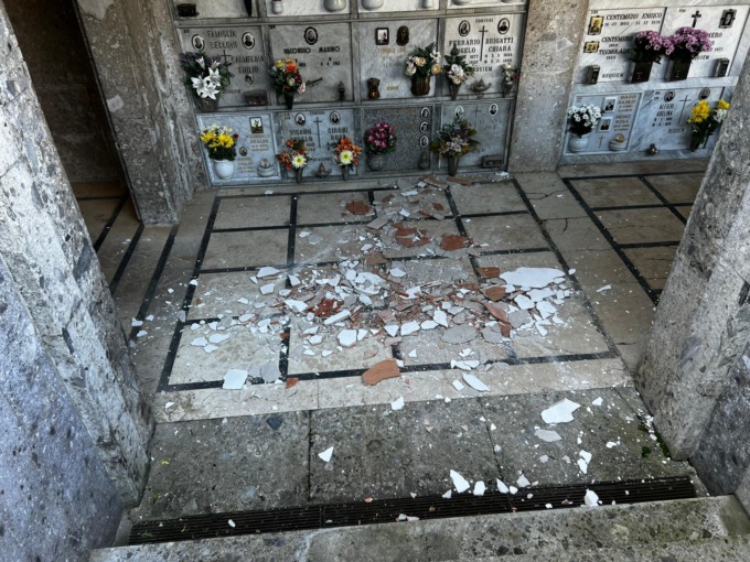 Attimi di paura al cimitero di Arcore, crolla un controsoffitto