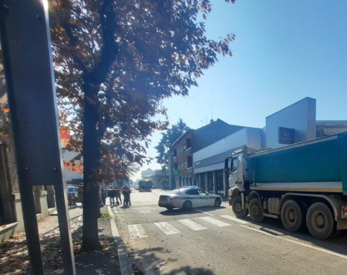 Scontro tra un camion e una bici: morta una donna di 63 anni