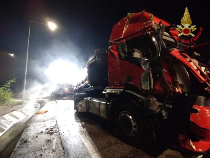 Autocisterna ribaltata, operazioni di travaso fino alle 5 del mattino