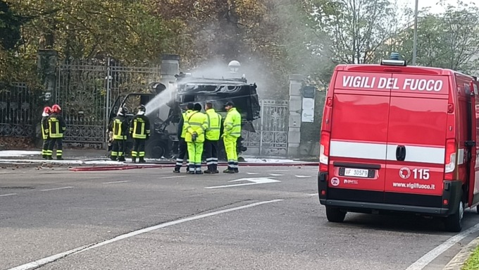 A fuoco spazzatrice stradale, Vigili del Fuoco a Cesano Maderno