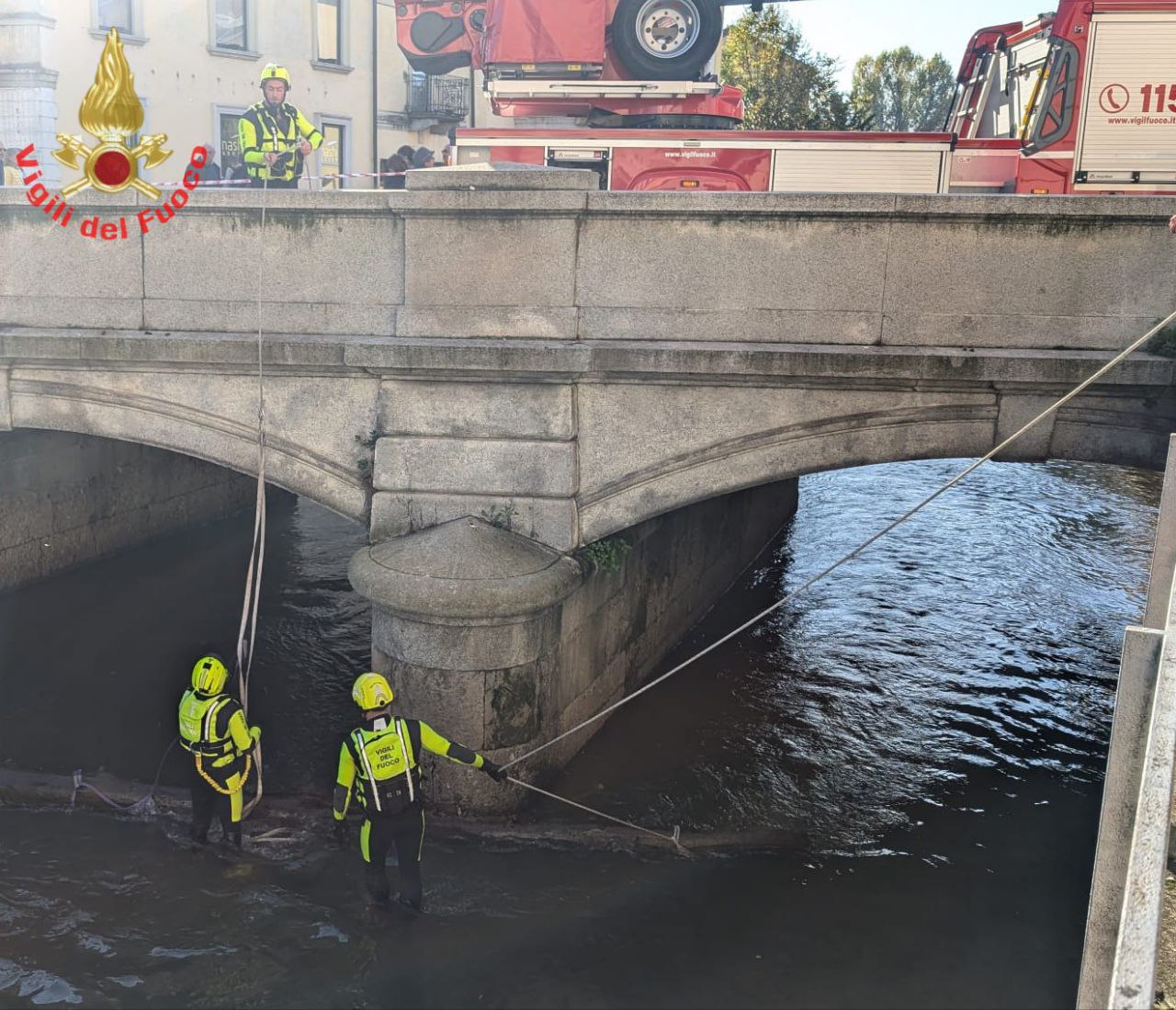 Monza tronco Lambro Ponte dei Leoni pompieri vigili del fuoco