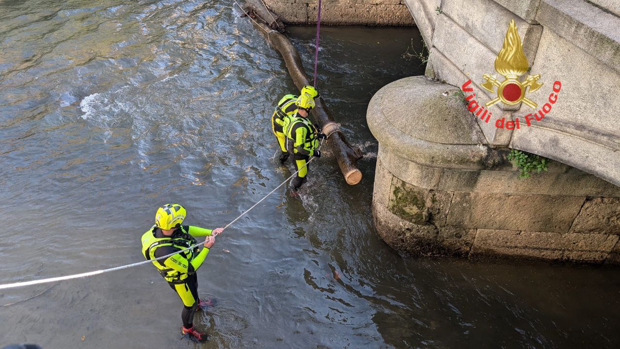 Monza tronco Lambro Ponte dei Leoni pompieri vigili del fuoco