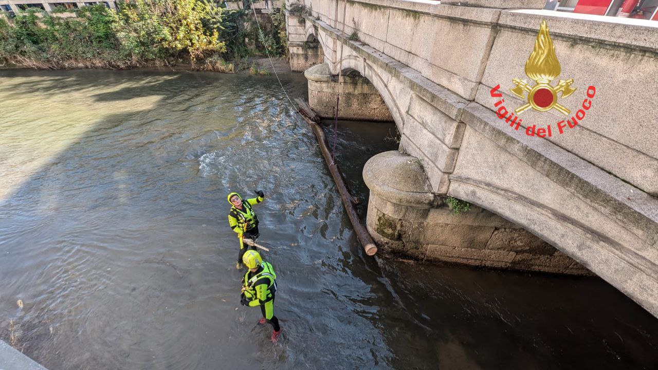 Monza tronco Lambro Ponte dei Leoni pompieri vigili del fuoco