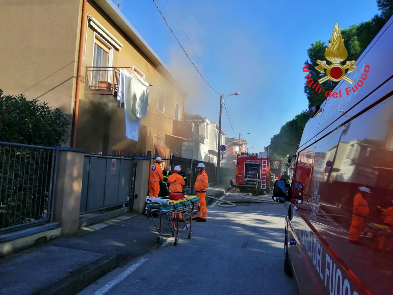 Lissone incendio cucina vigili del fuoco pompieri