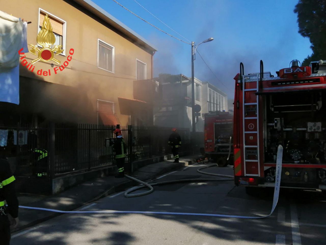 Lissone incendio cucina vigili del fuoco pompieri