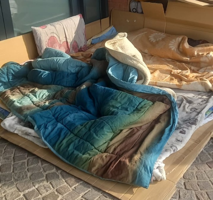 La storia della famiglia che “dorme” sotto al portico del municipio