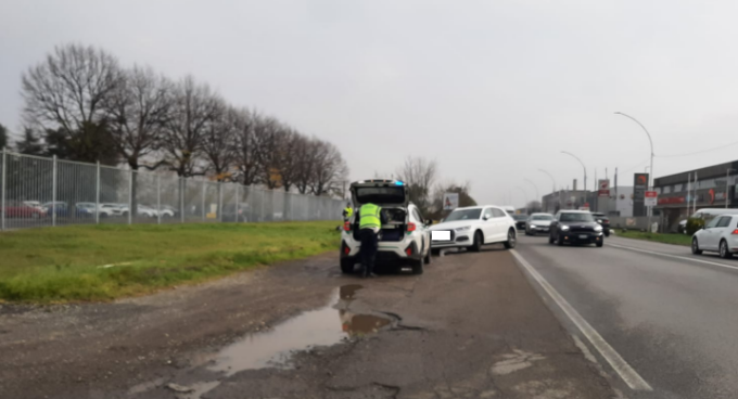 Schianto tra un’auto e una moto: centauro 19enne in ospedale