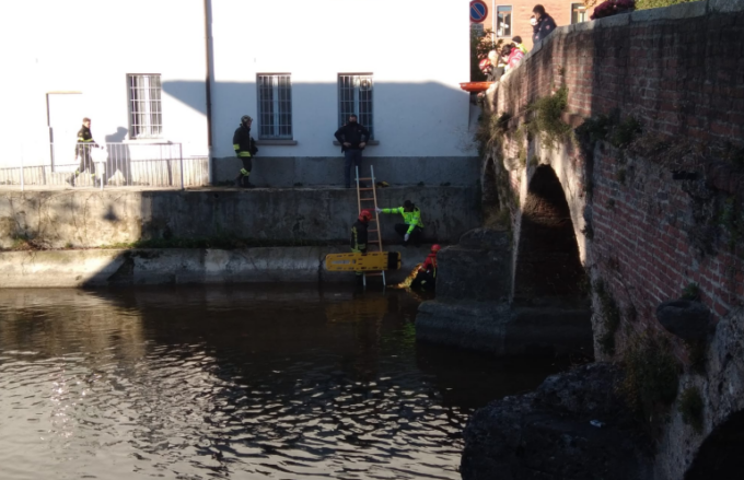 Donna nelle gelide acque del Lambro salvata da passanti e soccorritori