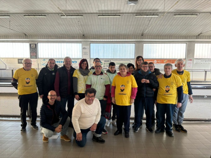 Entusiasti del torneo di bocce integrato