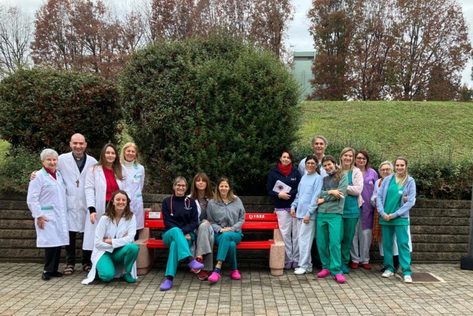In ospedale a Carate inaugurata la panchina rossa con il numero antiviolenza