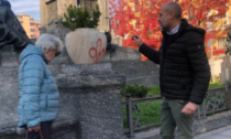 Vandalizzato il monumento a Papa Pio XI: disegni osceni sui vasi, danneggiate le vasche